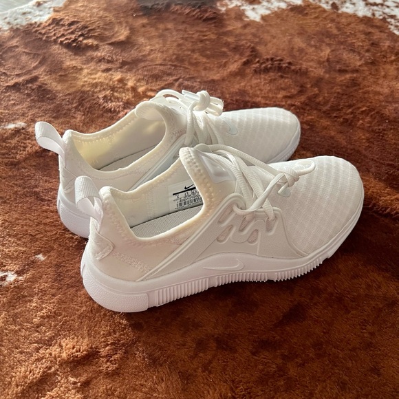 Nike Women’s Acalme Sneakers - Picture 1 of 9